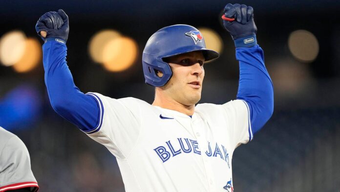 MLB news: Blue Jays outfielder makes miraculous catch after falling down