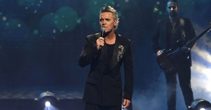 Robbie Williams says fan photos can trigger anxiety and cause 'discomfort'