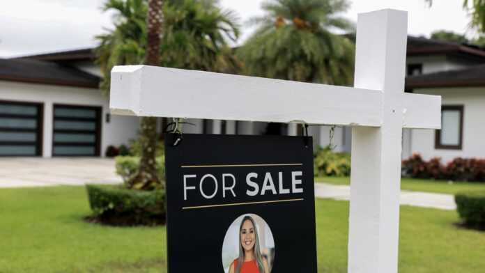 Mortgage rates cross back over 7% after U.S. credit downgrade