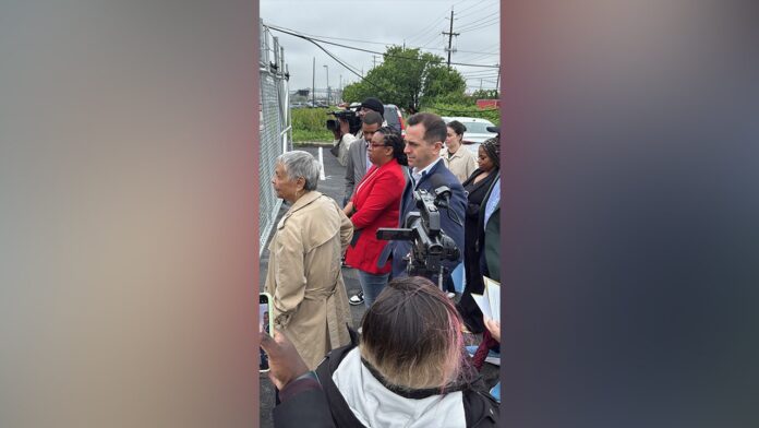 Dem congressional lawmakers rush into ICE facility in New Jersey